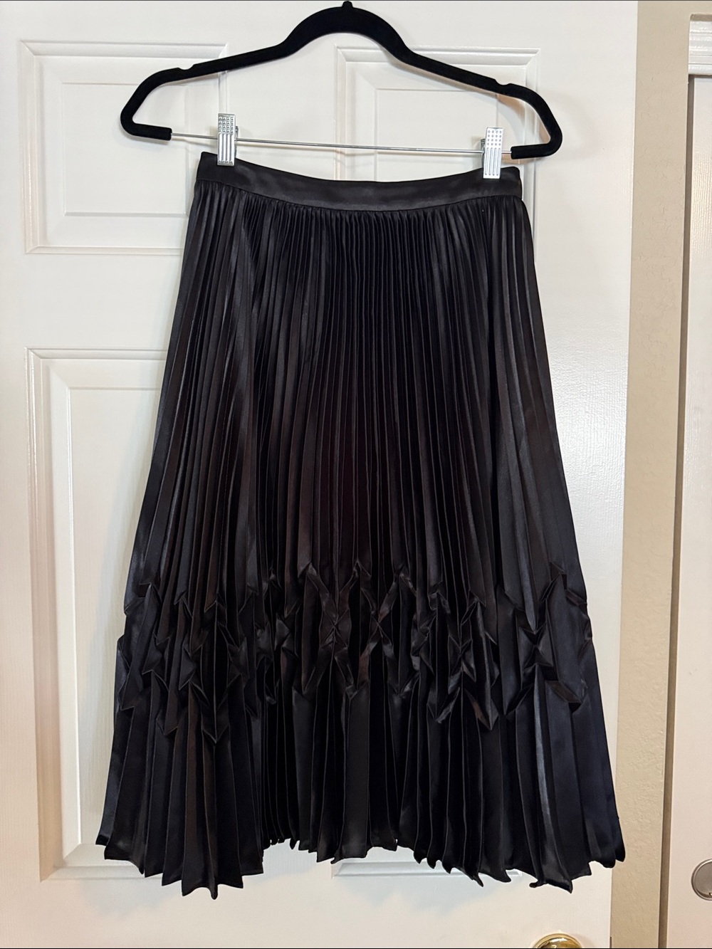 Ted Baker London Black Pleated Midi Skirt with Textured Hem